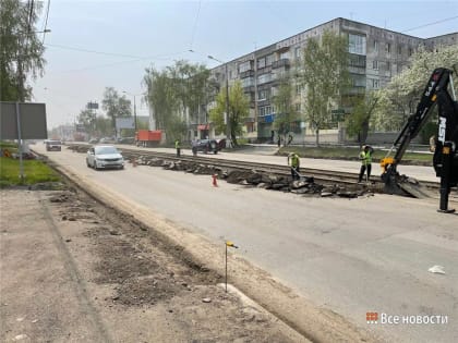 «Для XXI века это – позорище»: показываем, как ремонтируют главную улицу Выи и обустраивают парк на ВМЗ