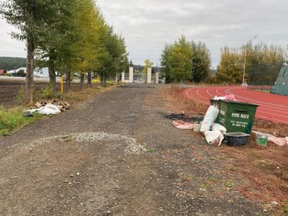 В Сысерти отремонтировали и торжественно открыли стадион «Труд», но не убрали мусор