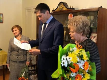 Федеральный инспектор по Свердловской области вручил поздравления Президента Российской Федерации с 90-летием труженику тыла Зинаиде Чечетиной