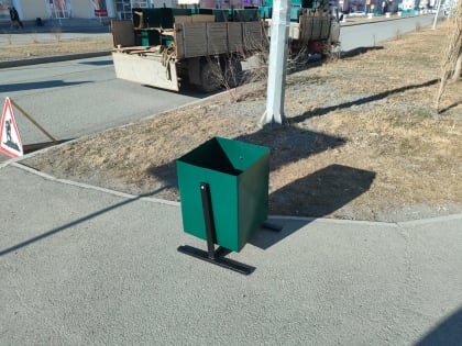 Чисто там, где не мусорят: на улицах Краснотурьинска расставляют урны для мусора