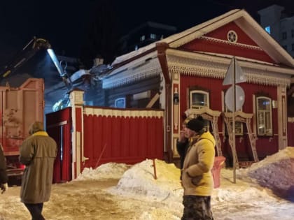 В Екатеринбурге начали сносить известный деревянный дом Топоркова на улице Чернышевского