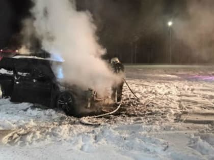 Вчера в Верхней Пышме рано утром полыхал BMW X5