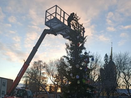 Демонтаж новогодней ели