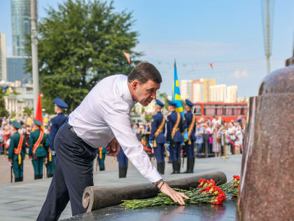 Евгений Куйвашев в день 299-летия Екатеринбурга возложил цветы к памятнику основателям города