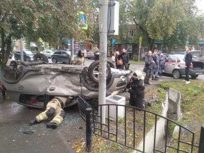 В Ревде машина Росгвардии, ехавшая под «маячком» на красный, столкнулась с не пропустившим ее автомобилем