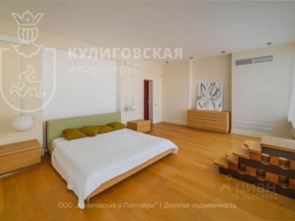 В Екатеринбурге продают дом в стиле гения американской архитектуры с воздушной библиотекой