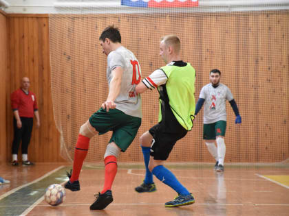 Мини-футбол Краснотурьинска: «Локомотив» стартует с побед, чемпион спотыкается