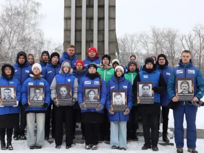 В День памяти Молодогвардейцев Краснодона активисты «Молодой Гвардии» Свердловской области выстроились с портретами Молодогвардейцев на площади и возложили цветы к памятнику «Комсо