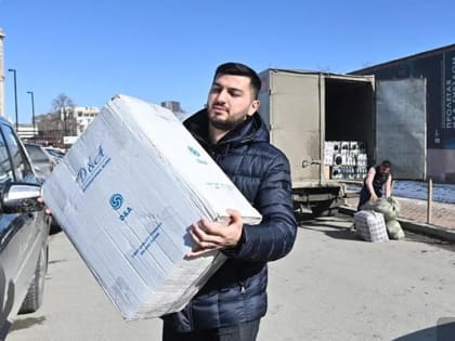 В центре Екатеринбурга открылся мобильный пункт сбора гуманитарной помощи для Донбасса