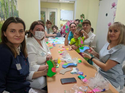 В детской больнице стартовал проект «Арт-терапия против эмоционального выгорания»