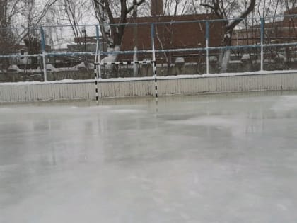 Залит хоккейный корт на ул. Титова, 17в