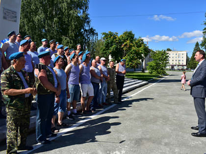 Глава округа поздравил десантников Тавдинского городского округа с Днем ВДВ