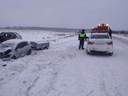 В Байкалово сотрудники ГИБДД устанавливают обстоятельства ДТП с пятью пострадавшими