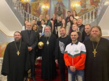 «Встреча с митрополитом Евгением, экскурсия и музыкальный подарок»: волейболистки «Уралочки-НТМК» посетили Храм-на-Крови и центр «Царский»