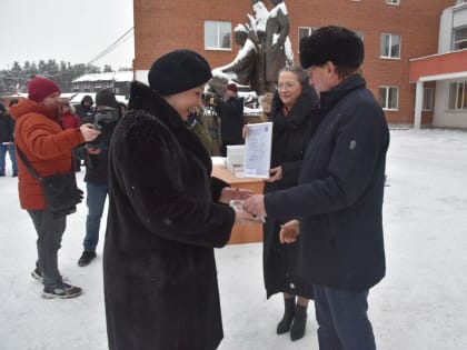 Павел Креков вручил ключи от 128 автомобилей представителям 44 свердловских больниц