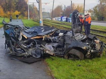 В Екатеринбурге водитель Ford врезался в столб на Титова и погиб