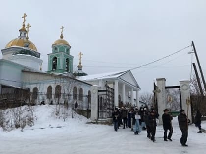 В Полевском состоялся крестный ход в день Введения во храм Пресвятой Богородицы.