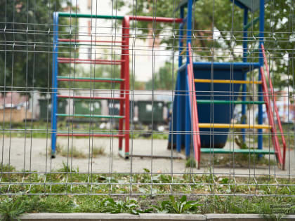 В Екатеринбурге прокуроры нашли десятки нарушений на детских площадках