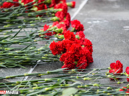 В Екатеринбурге возложили цветы к памятнику маршалу Советского Союза Георгию Жукову