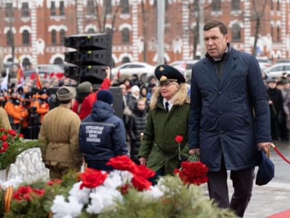 Евгений Куйвашев возложил цветы к памятнику воинам Уральского добровольческого танкового корпуса в год 80-летия народного подвига