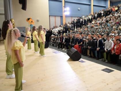 Евгений Куйвашев в День знаний напутствовал уральских школьников и обсудил со старшеклассниками выбор востребованной в регионе профессии