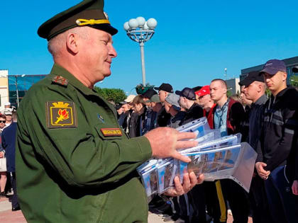 Накануне в Каменске-Уральском в армию проводили 22 выпускника колледжей и техникумов