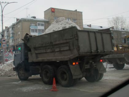 Удаленные территории чистят последними, тротуары заваливают сугробами. Все, что вам надо знать про уборку снега с улиц в Каменске-Уральском