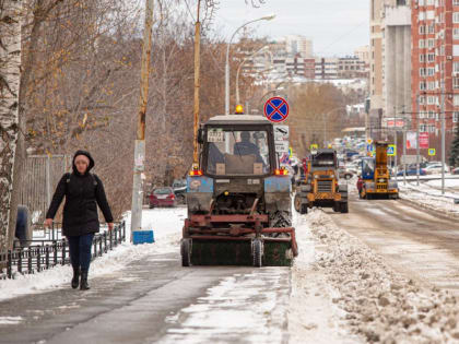 Службы благоустройства оперативно устраняют наледь с тротуаров