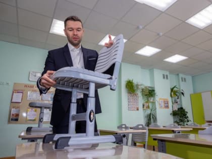 Алексей Вихарев помог обновить мебель в школе № 167 на Эльмаше