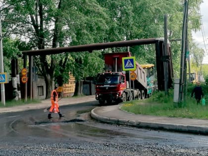 В Каменске-Уральском дорожники начали укладывать асфальт на проезжей части Северного проезда