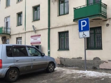 Тагильчанка из-за лестницы и сломанных ног не смогла подняться к врачу в травмпункте