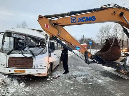 В Нижнем Тагиле пассажир пострадал при столкновении автобуса №7 с экскаватором