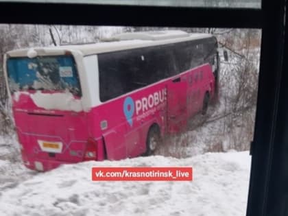 Пассажирский автобус вылетел в кювет на свердловской трассе