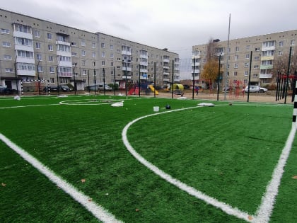 На ул. Маршала Жукова, 10 подрядчики завершают работы по оборудованию футбольного поля с искусственным покрытием в рамках развития микр. "Комсомольский"