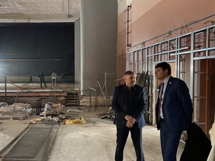 Михаил Зубарев проинспектировал социальные объекты поселка Рефтинского, в которых ведется капремонт