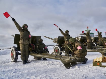 На полигоне «Свердловский» в Екатеринбурге артиллеристы отрепетировали салют к 23 февраля
