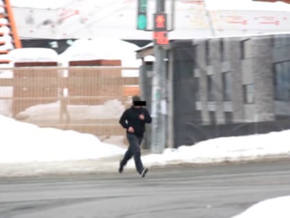 На окраине Первоуральска неадекватный мужчина пнул коляску с ребёнком