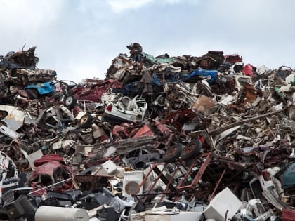 Российский пенсионер доверху завалил квартиру мусором