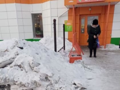 Жители просят привести территорию у магазина в порядок