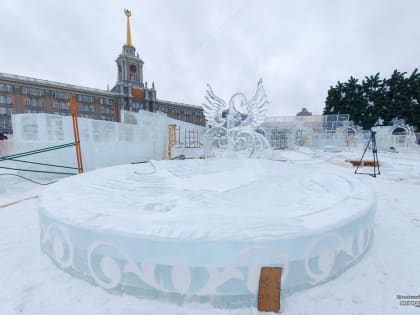 Ледяной подвиг: в Екатеринбурге ледовый городок подготовили к открытию