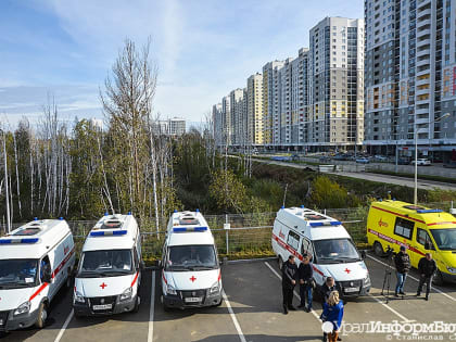 Будущий восьмой район Екатеринбурга и машины с красным крестом