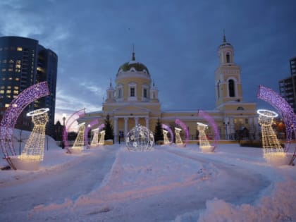 Екатеринбург украсили к Новому году светящимися ангелами и новогодними шарами