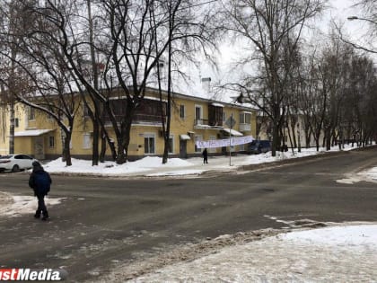 На перекрестке Стачек-Энтузиастов, где в ДТП погиб пешеход, появился транспарант «Остановите аварии»