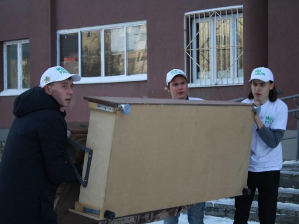 Волонтеры помогли перенести мебель семье мобилизованного екатеринбуржца