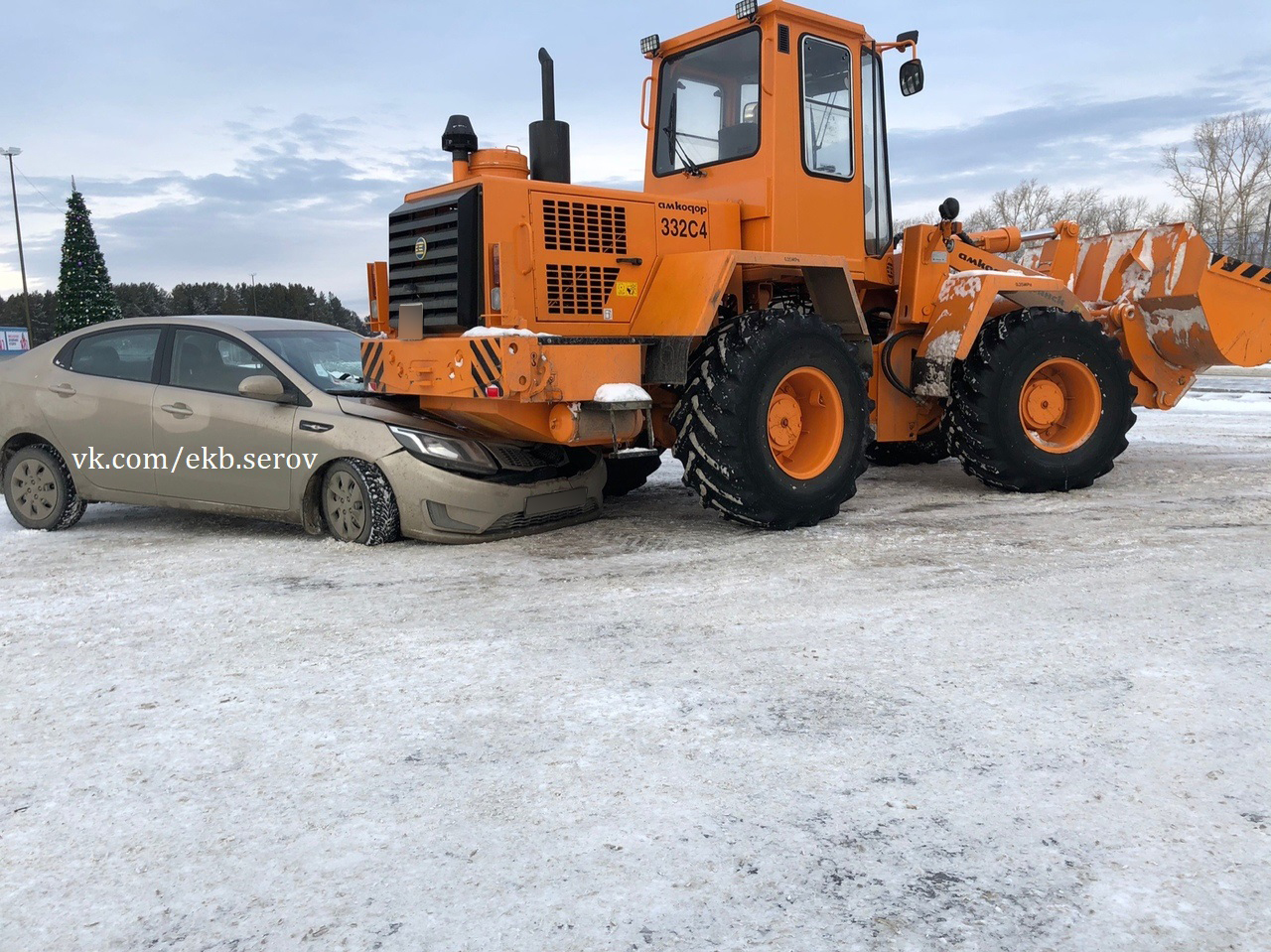 Водитель фронтального погрузчика. Погрузчик Тагил. Водитель фронтального погрузчика в Нижнем Тагиле. Авария погрузчик в авто.