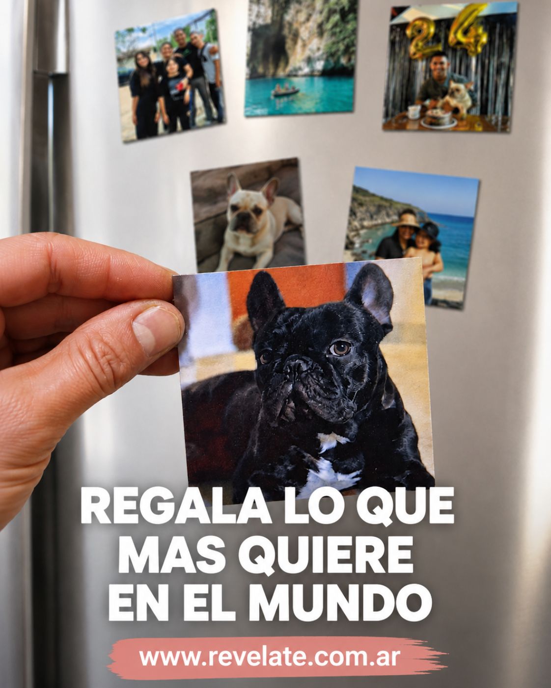Familia sosteniendo imanes personalizados frente a la heladera