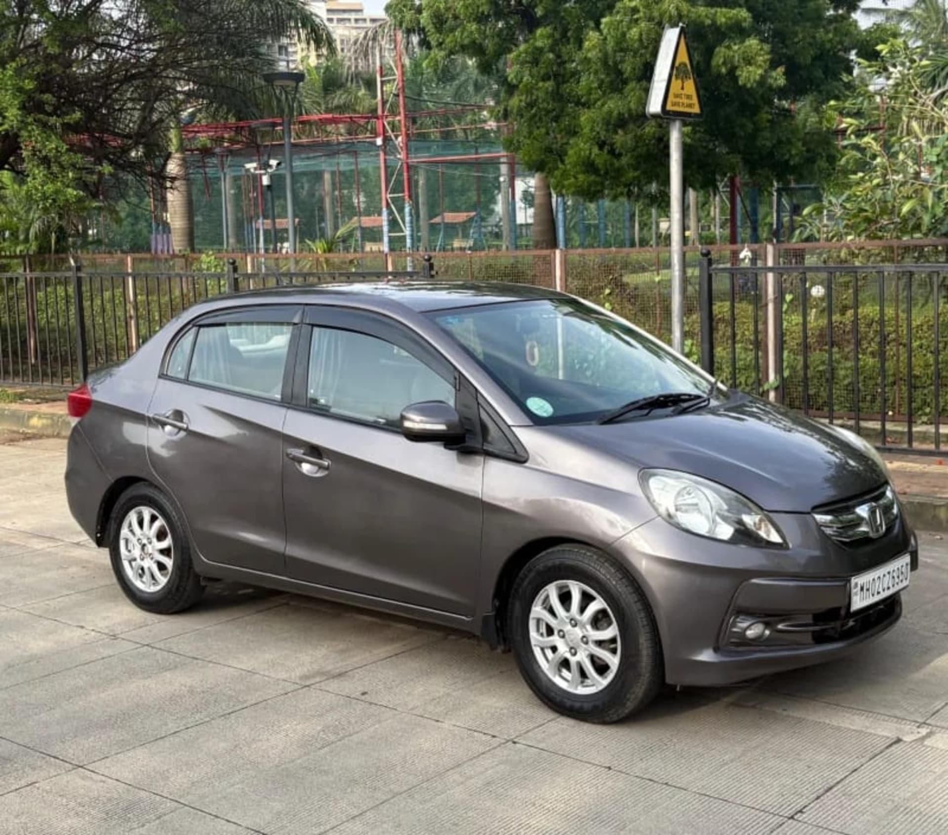 2013 Honda Amaze thumbnail 2