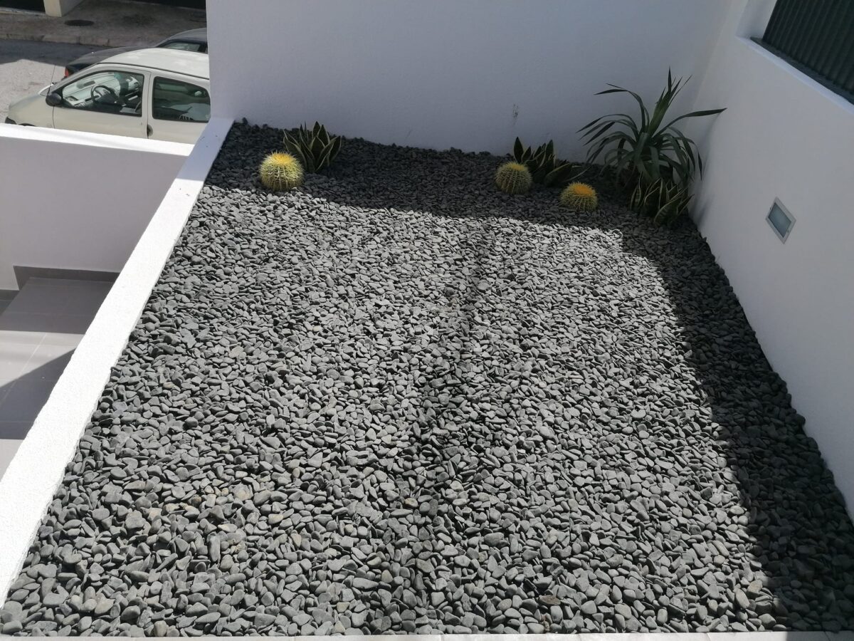 Cobertura Decorativa com Seixos