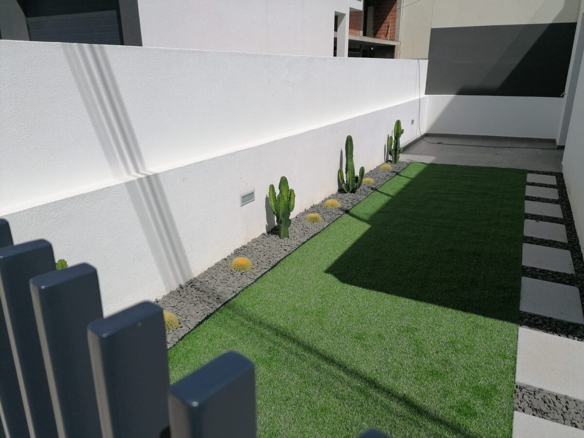 Jardim Minimalista com Passadiço