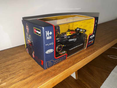 F1 a escala 1/43 burago RED BULL nuevo